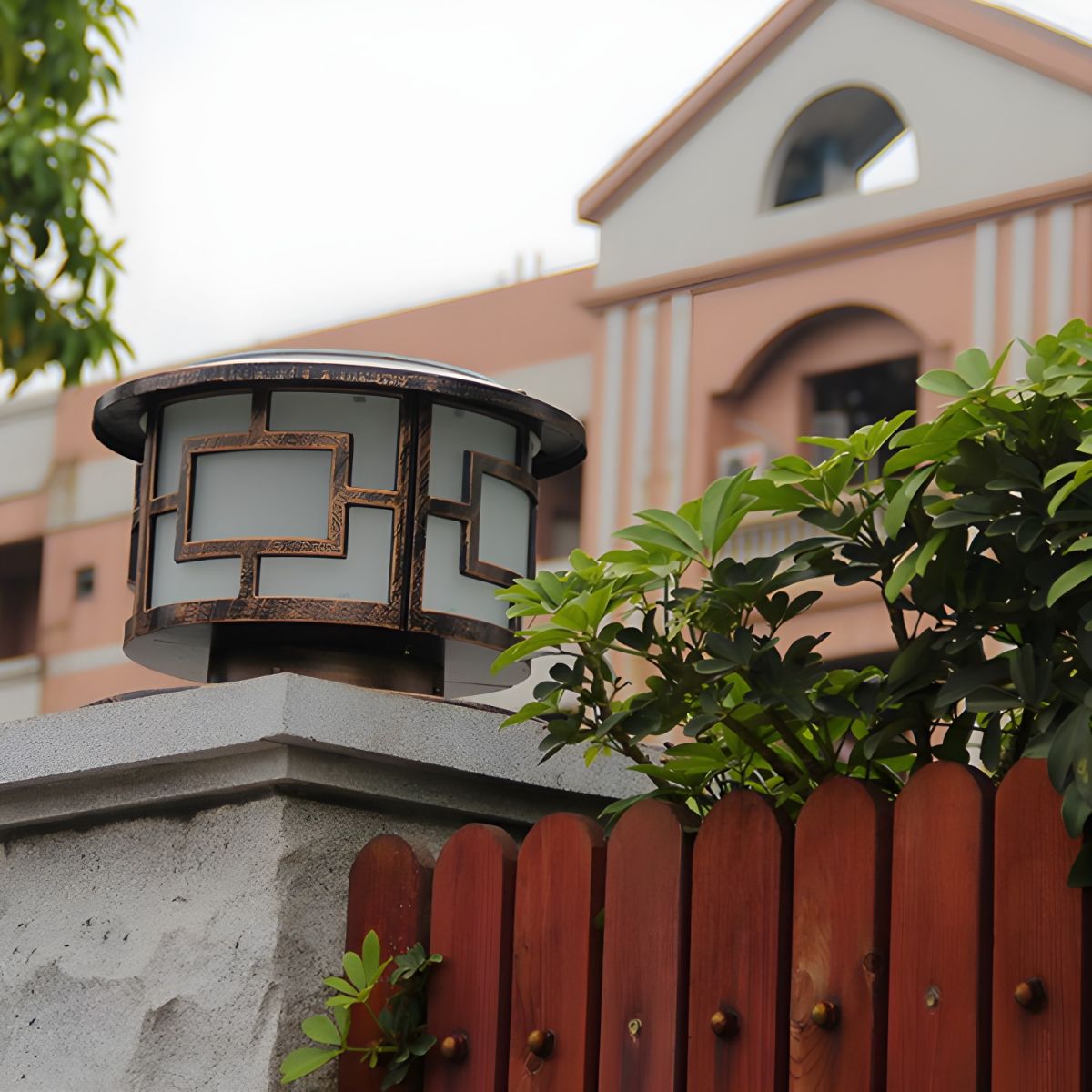 Outdoor Light Solar Metal Round Modern Style | Levoro