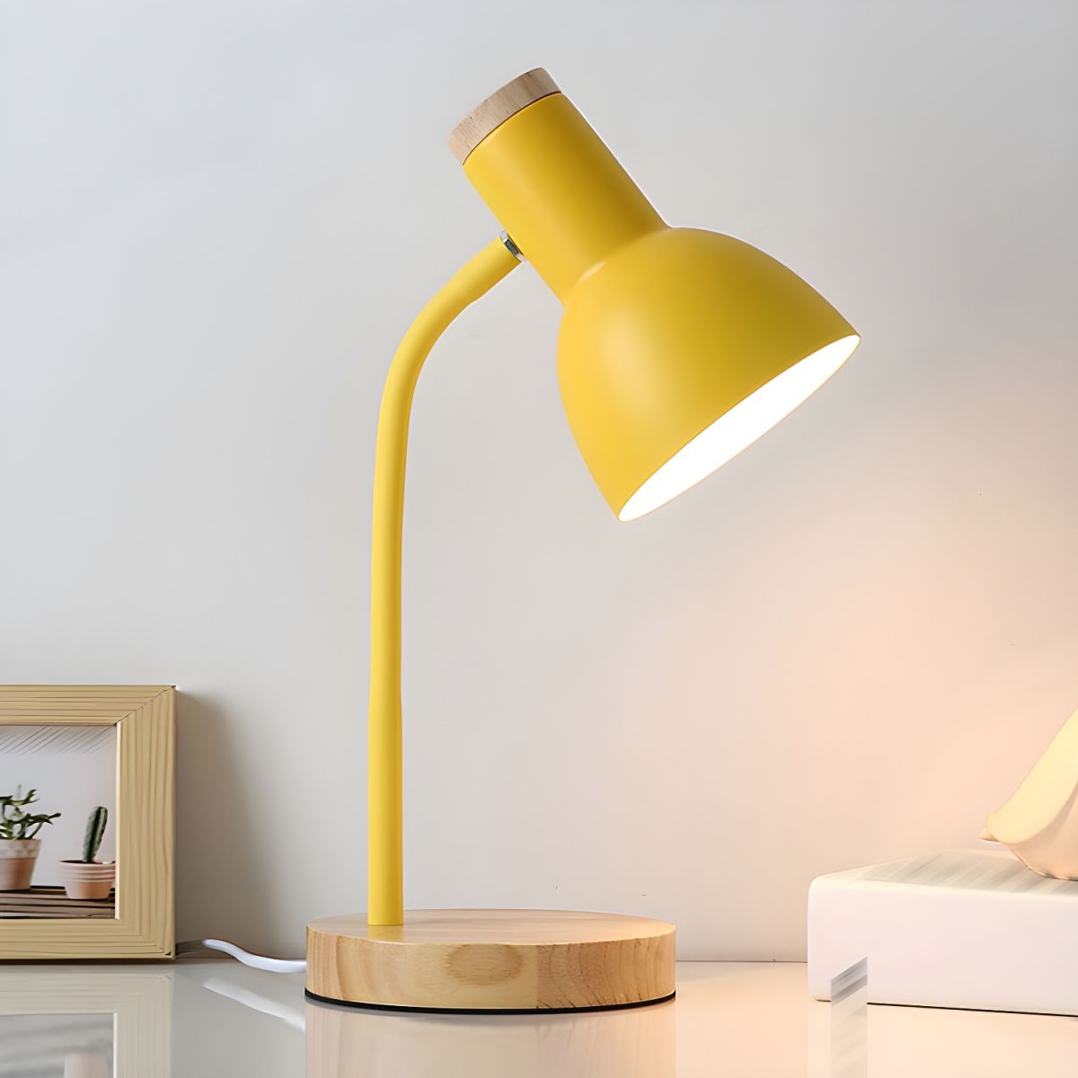 Table Lamp with Wooden Base Nordic Style | Averion