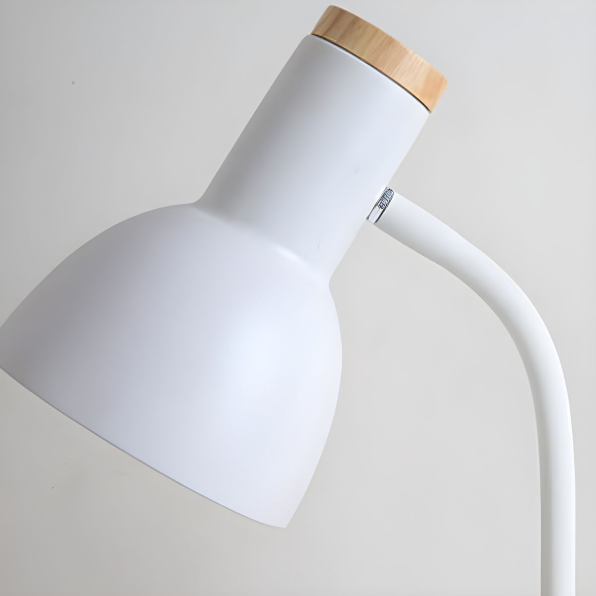 Table Lamp with Wooden Base Nordic Style | Averion