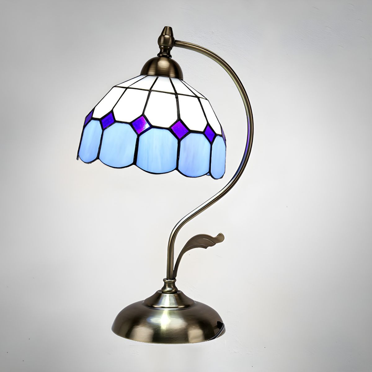 Table lamp with Tiffany glass dome classic style | Virelo