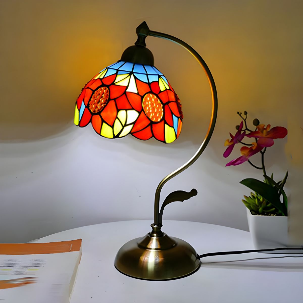 Table lamp with Tiffany glass dome classic style | Virelo