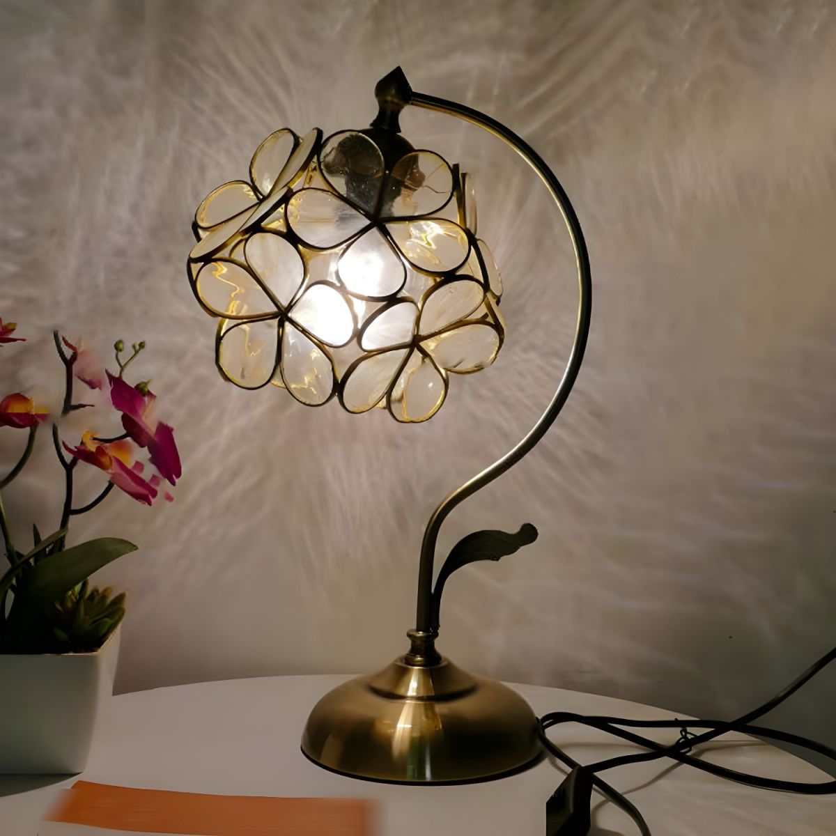 Table lamp with Tiffany glass dome classic style | Virelo