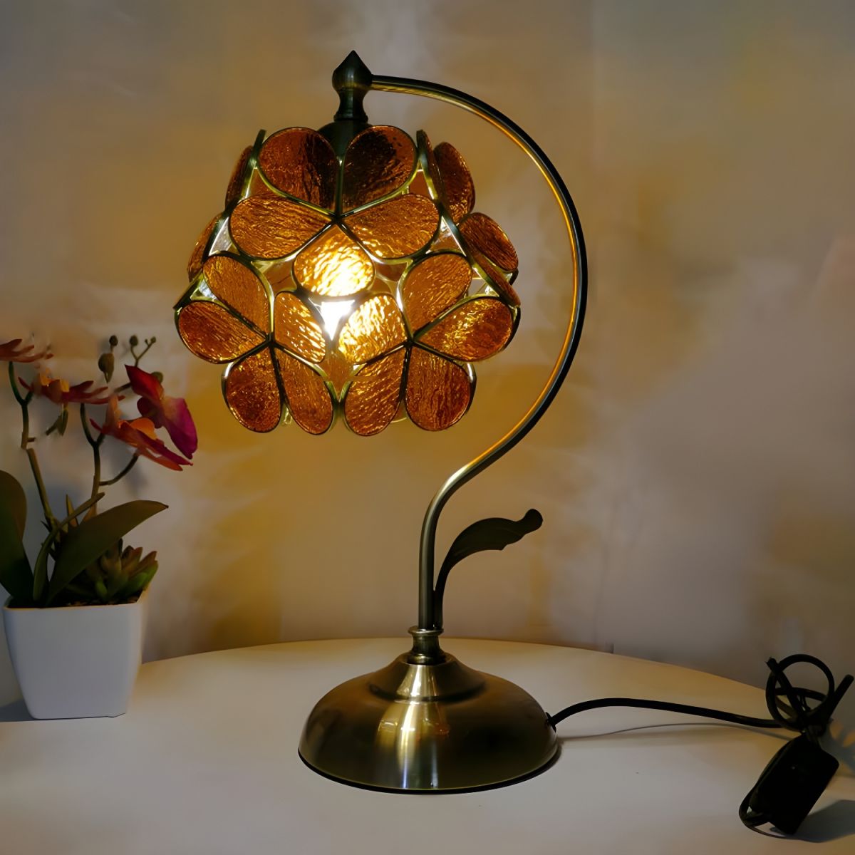 Table lamp with Tiffany glass dome classic style | Virelo