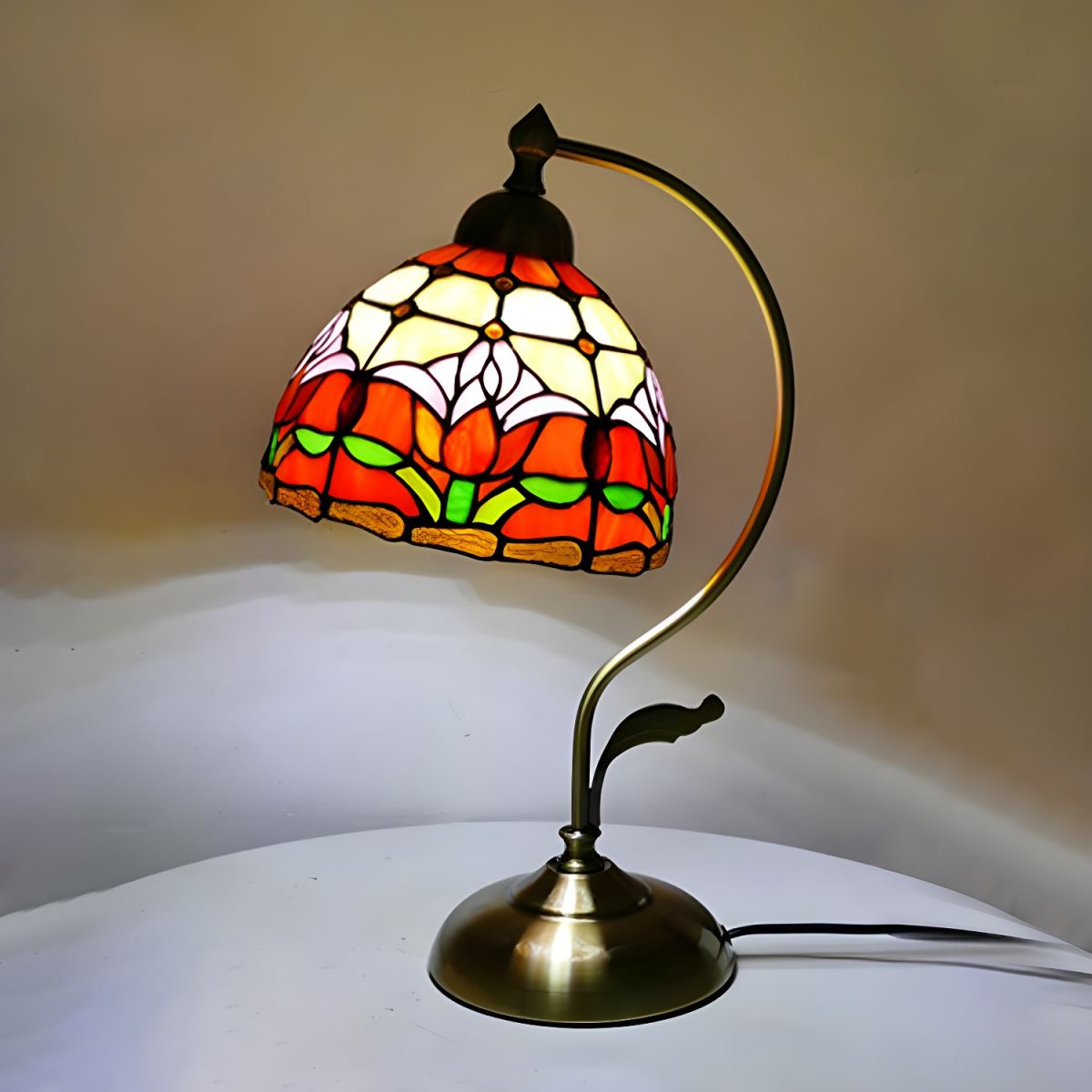 Table lamp with Tiffany glass dome classic style | Virelo