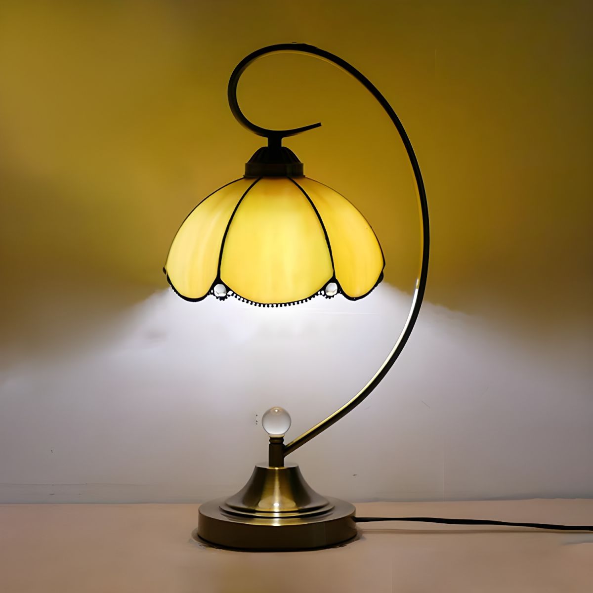 Table lamp with Tiffany glass dome classic style | Virelo