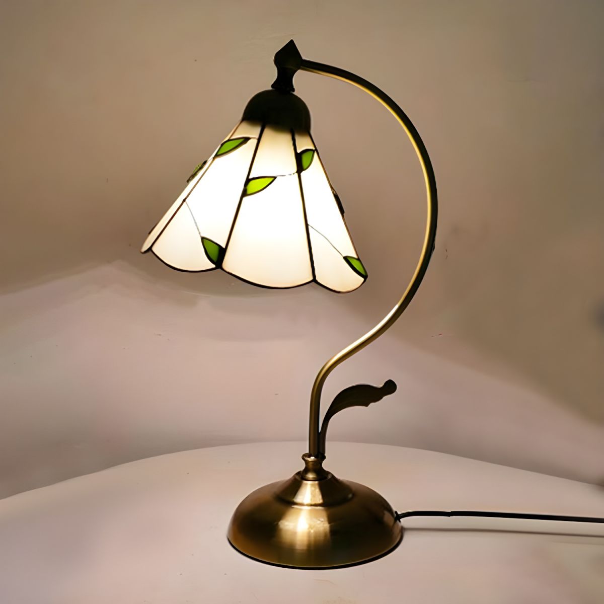Table lamp with Tiffany glass dome classic style | Virelo