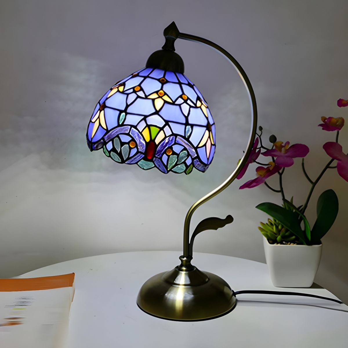 Table lamp with Tiffany glass dome classic style | Virelo