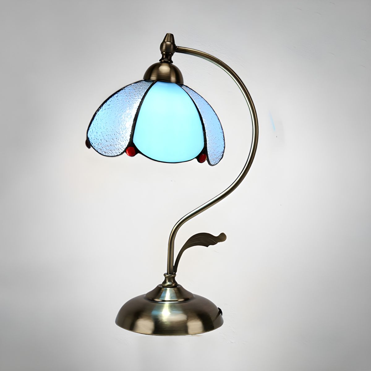 Table lamp with Tiffany glass dome classic style | Virelo