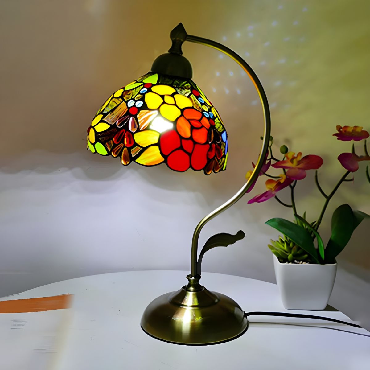 Table lamp with Tiffany glass dome classic style | Virelo