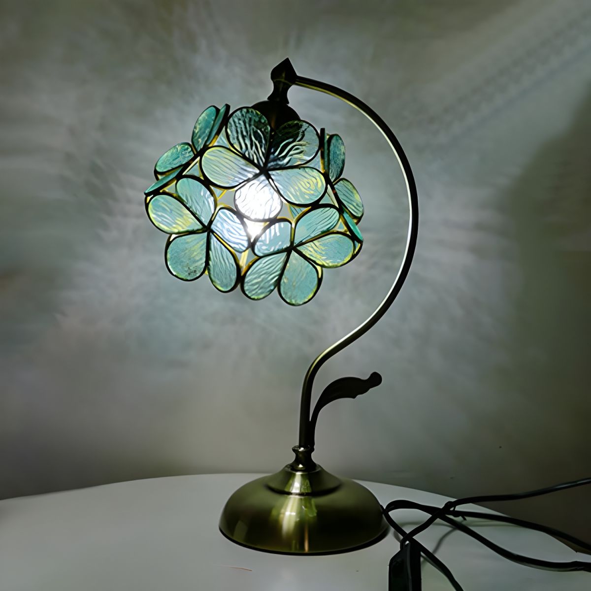 Table lamp with Tiffany glass dome classic style | Virelo