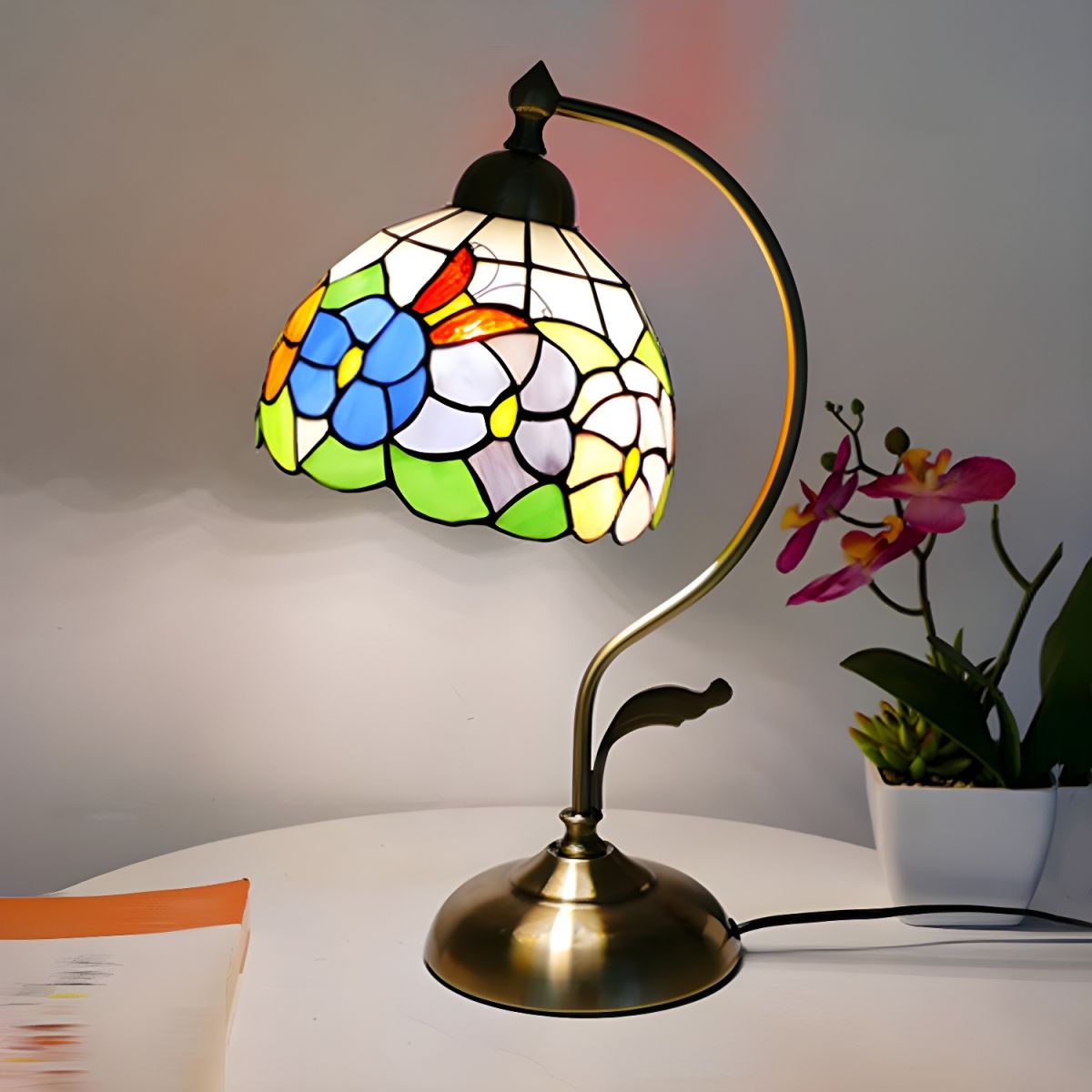 Table lamp with Tiffany glass dome classic style | Virelo