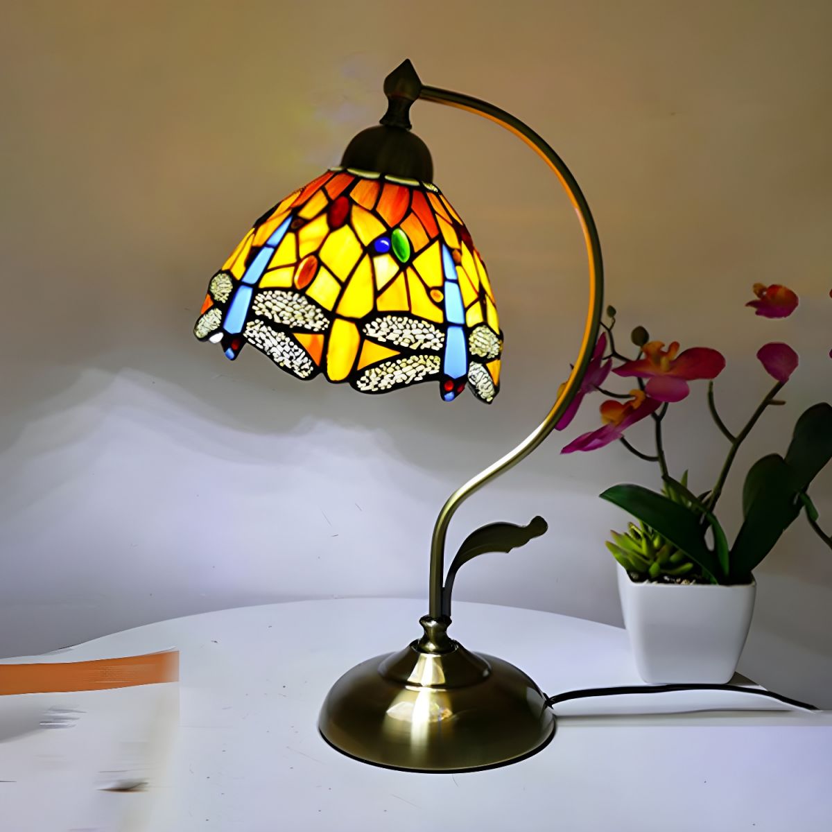Table lamp with Tiffany glass dome classic style | Virelo