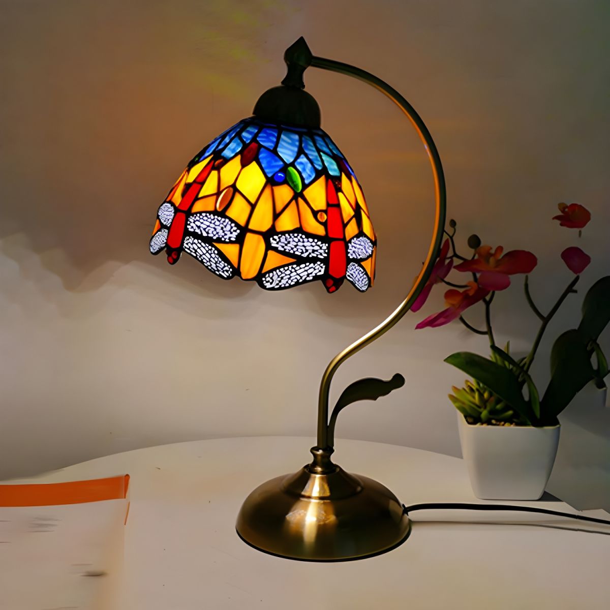Table lamp with Tiffany glass dome classic style | Virelo