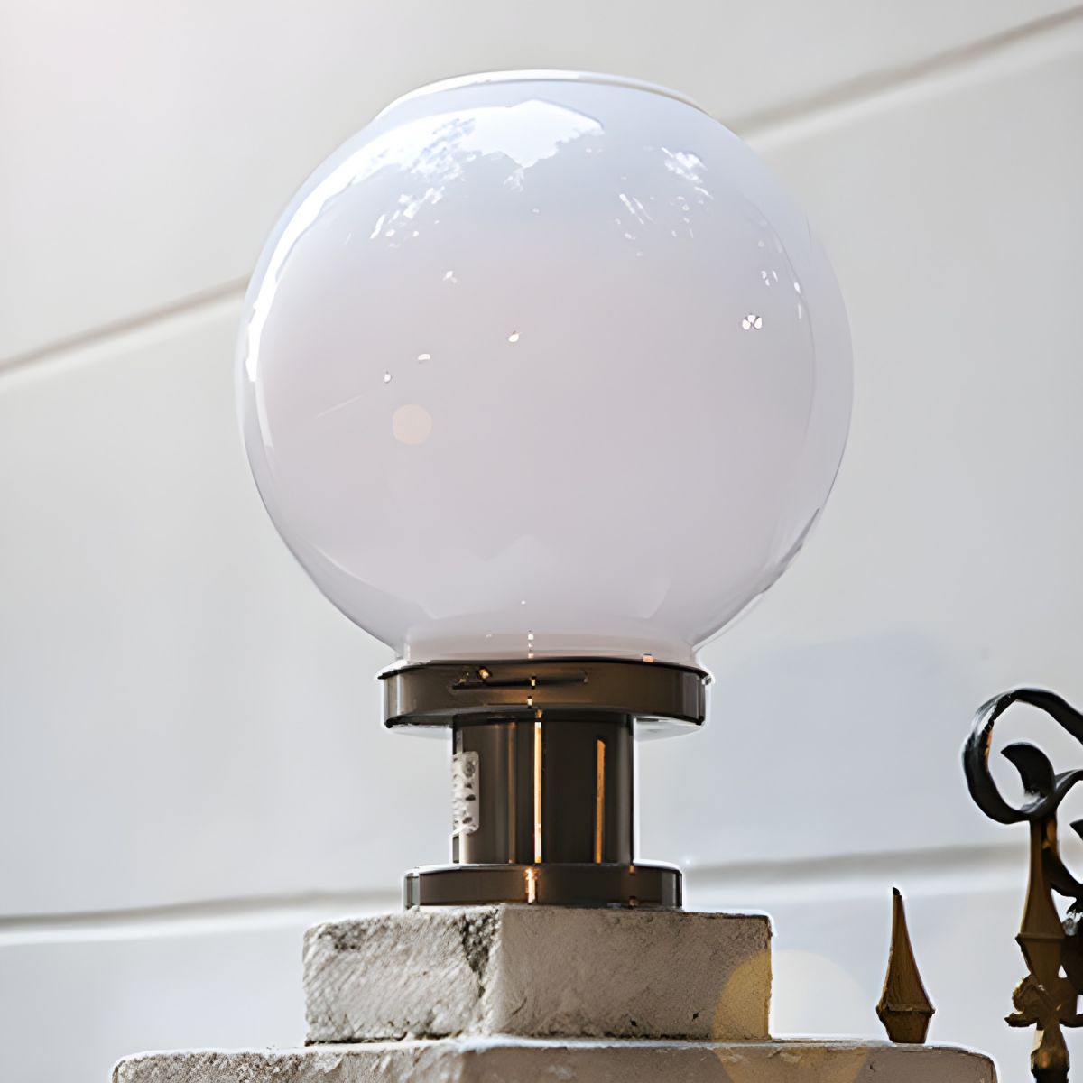 Outdoor Light Metal Ball Solar in Nordic Style | Calvre