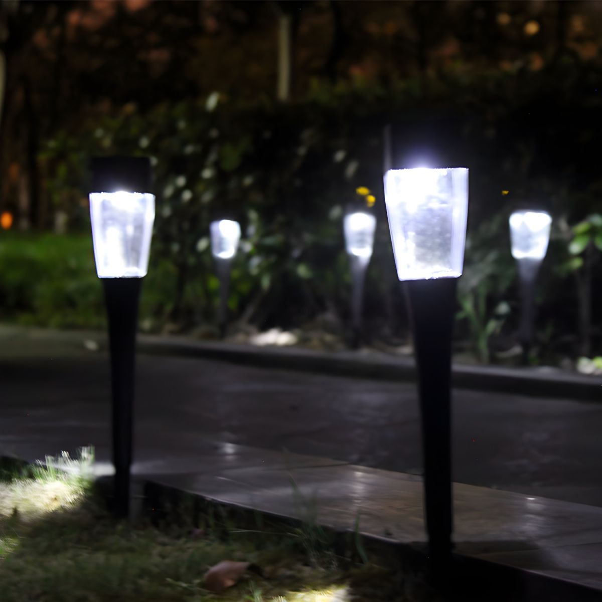 Outdoor Light Solar LED Tapered Landscape Design | Venaro