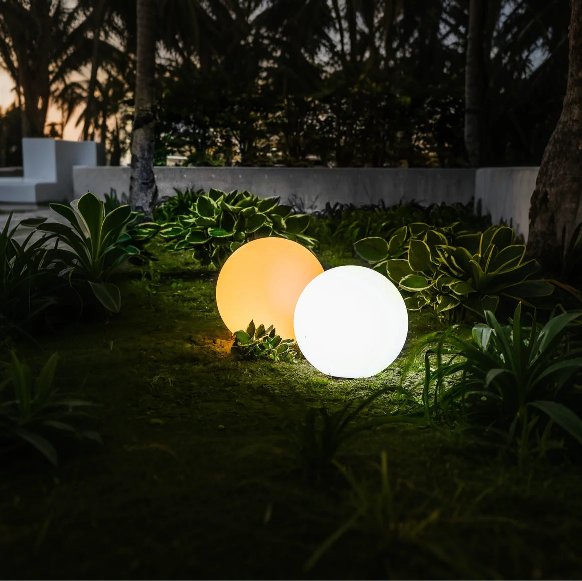 Outdoor Light Solar Sphere in Modern Style | Solvaya